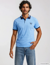Hellblaues pikee-polo mit navy kragen und ärmelabschluss in stay fresh-qualität mit dezenter bruststickerei von hajo mode