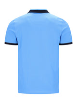 Hellblaues Pikee-Polo mit schwarzer Borte und dezenter Bruststickerei