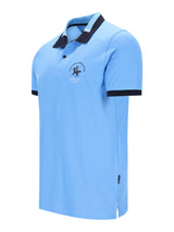 Hellblaues Pikee-Polo mit schwarzem Kragen, dezenter Bruststickerei in Stay-Fresh-Qualität