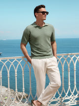 Mann in strukturiertem olivgrünem Strick-Polo mit Skipperkragen und Blousonoptik