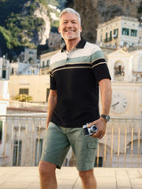 Mann in Pikeepolo aus mercerisiertem Baumwoll mit garngefärbten Bruststreifen in Schwarz, Creme, Türkis