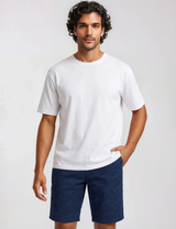 Weiße cotton t-shirt mit rundhalsausschnitt zum elastische bermudashort allover bedruckt tragen