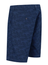 Elastische Bermudashort allover bedruckt in dunklem Blau mit dezentem Blumenmuster