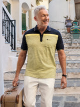 Mann in Poloshirt Popcorn-Struktur allover mit navy-blauen Ärmeln, Kragen und gelben Streifen