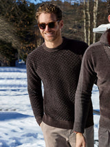 Dunkelbrauner chenille-pullover mit zweitonjacquard struktur und geripptem rundhalsausschnitt und bündchen