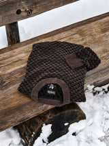 Dunkelbrauner chenille-pullover mit zweitonjacquard struktur und rundhalsausschnitt mit kleiner stoffmarke am ärmel