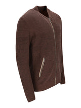 Braune strickjacke mit blousonkragen in strukturmix aus texturiertem material und silbernen reißverschlüssen