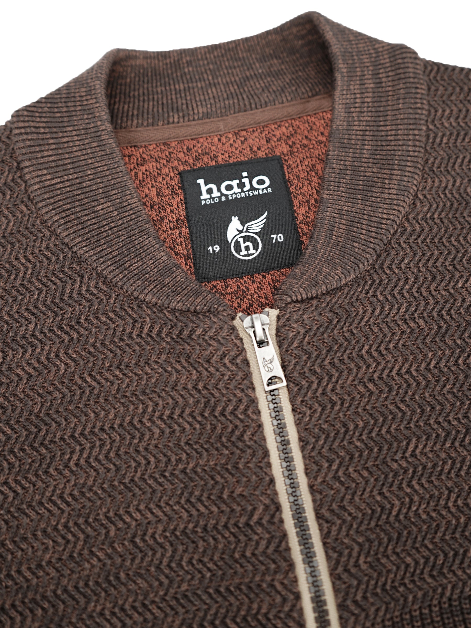 Braune strickjacke mit blousonkragen und strukturmix, zip-up mit kontrastierendem tan zipper und innenliegendem labels