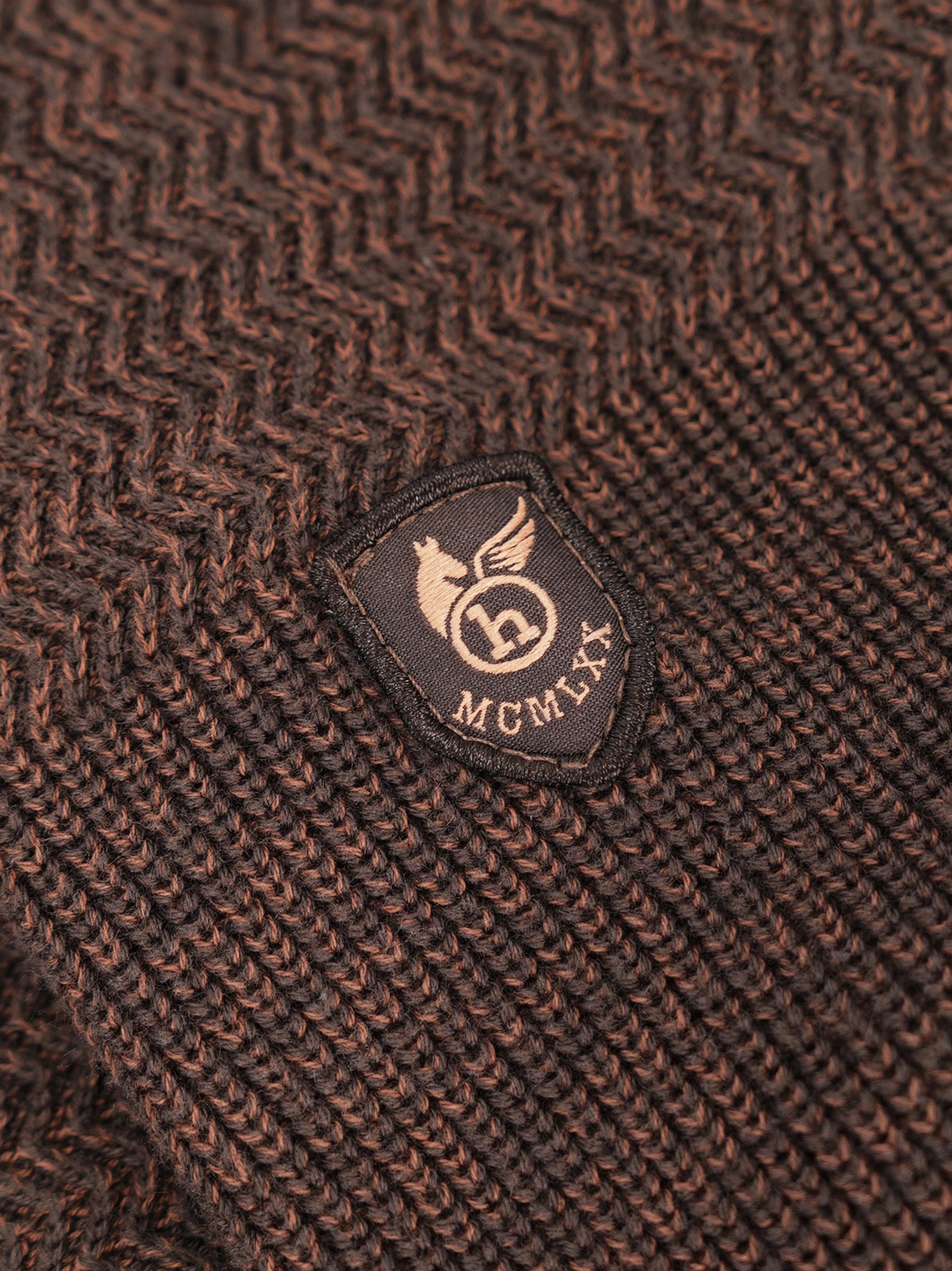 Dunkelbraune strickjacke mit blousonkragen aus strukturmix mit schwarzem patch und goldstickerei adler mcmxvi