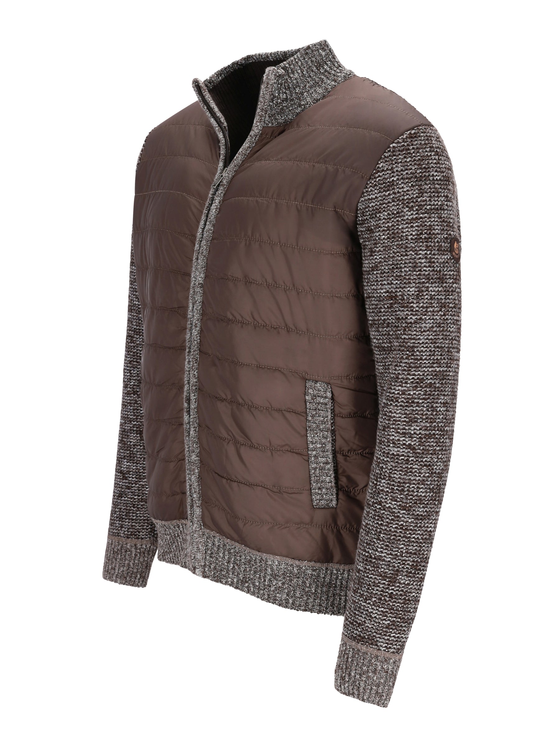 Braune strickjacke mit nyloneinsätzen im vorderteil und texturierten strickärmeln und kragen mit grauem melanmuster