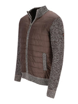 Braune strickjacke mit nyloneinsätzen im vorderteil und texturierten strickärmeln und kragen mit grauem melanmuster