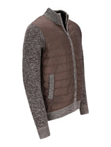 Braune gesteppte strickjacke mit nyloneinsätzen vorne und strukturierten grauen strickärmeln und kragen mit reißverschluss