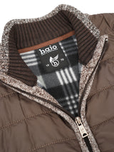 Braune gesteppte weste mit geripptem kragen und kariertem innenfutter mit haio polo sportswear etikett
