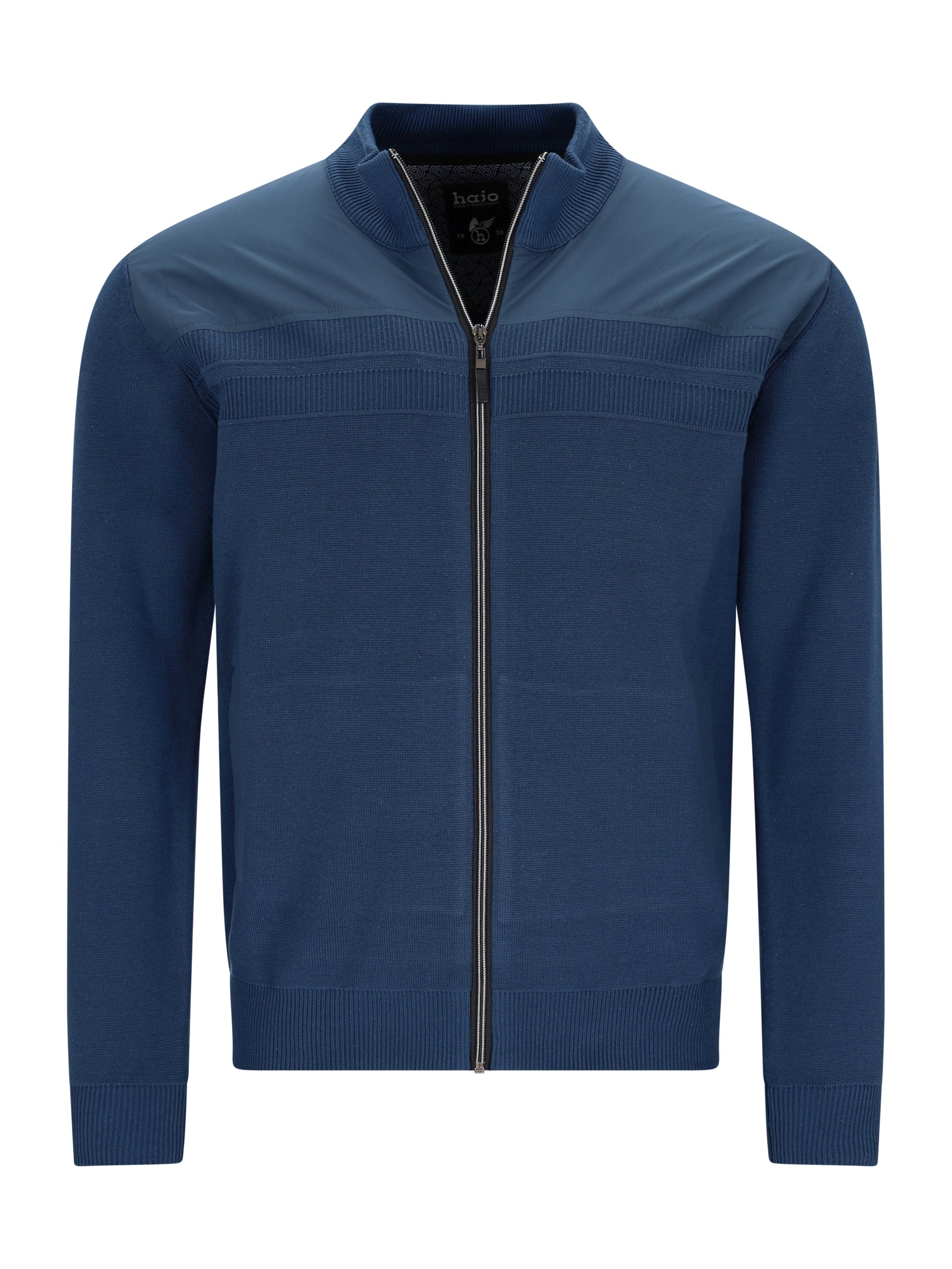 Navyblaue strickjacke mit struktur- und materialmix, seitlichen eingriffstaschen und horizontalen reliefstreifen
