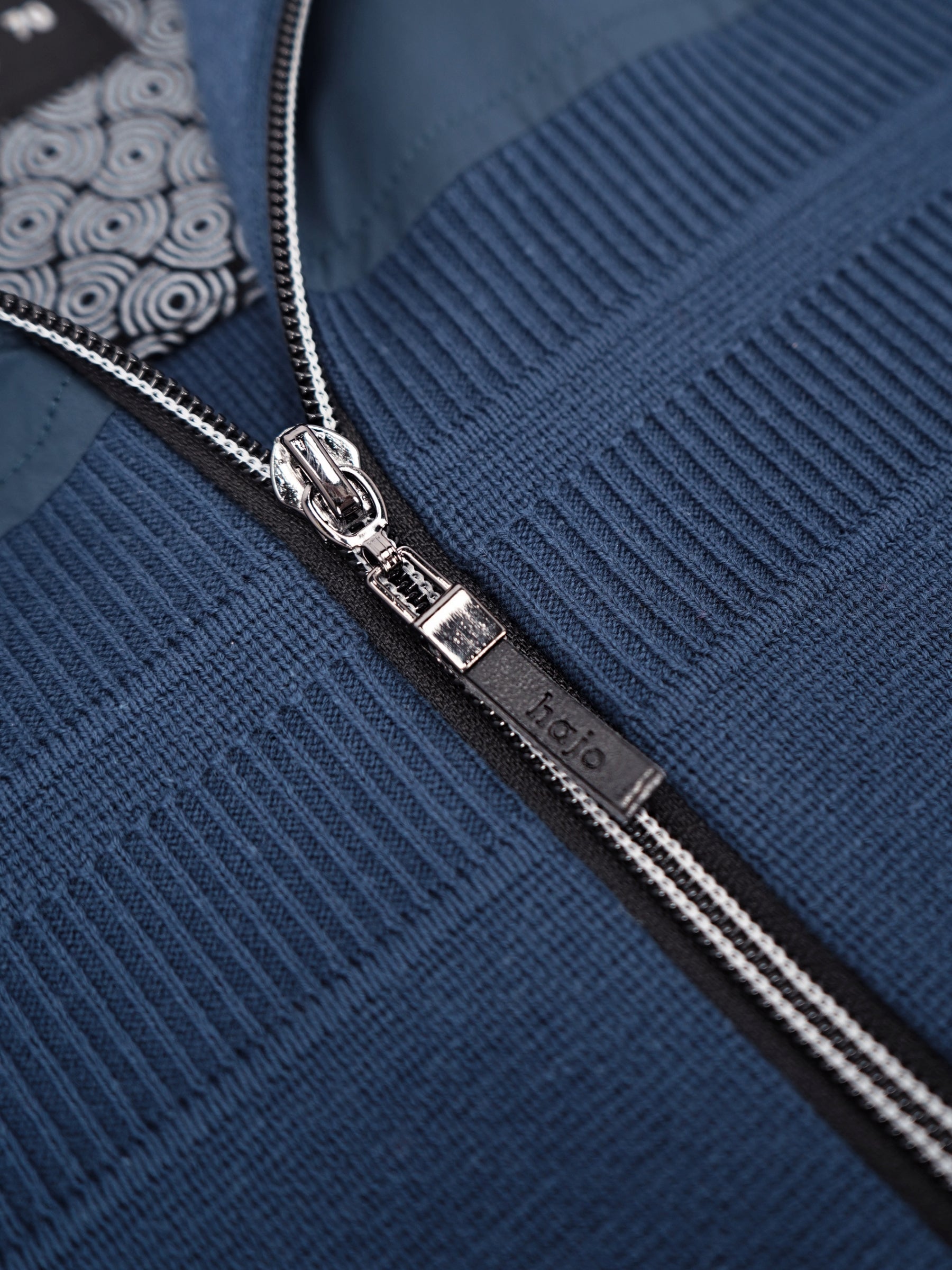 Navyblaue strickjacke aus rippenstrick mit silberfarbenem reißverschluss und hajo-markenlogo am zieher