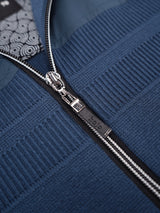 Navyblaue strickjacke aus rippenstrick mit silberfarbenem reißverschluss und hajo-markenlogo am zieher