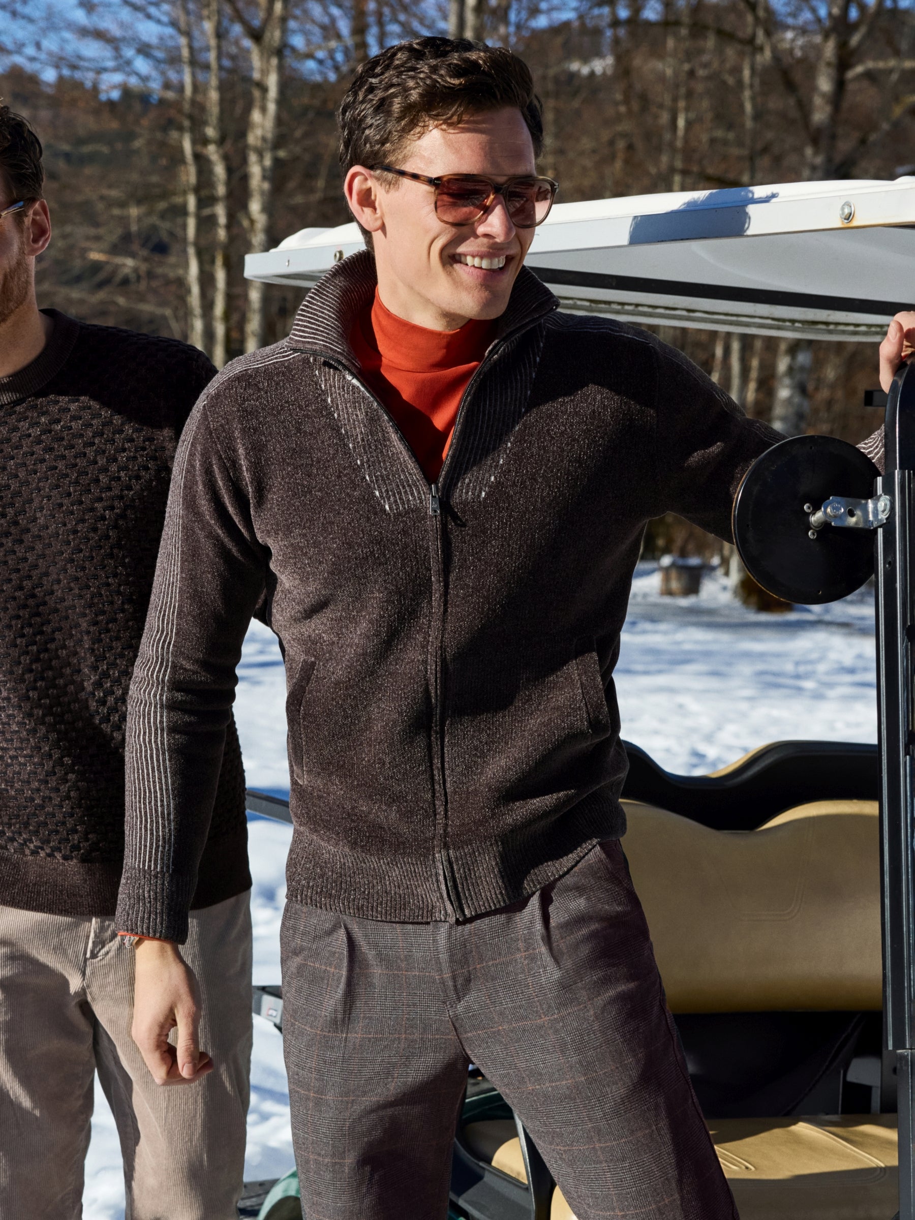 Dunkelbraune chenille-strickjacke mit troyerkragen und strukturierter strickoptik mit reißverschluss