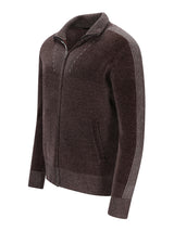 Dunkelbraune chenille strickjacke mit troyerkragen und dezenten vertikalen streifen an ärmeln und kragen
