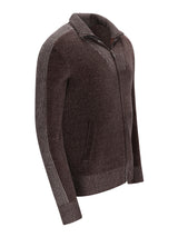 Dunkelbraune chenille strickjacke mit troyerkragen und dezenten vertikalen streifen an ärmeln und kragen