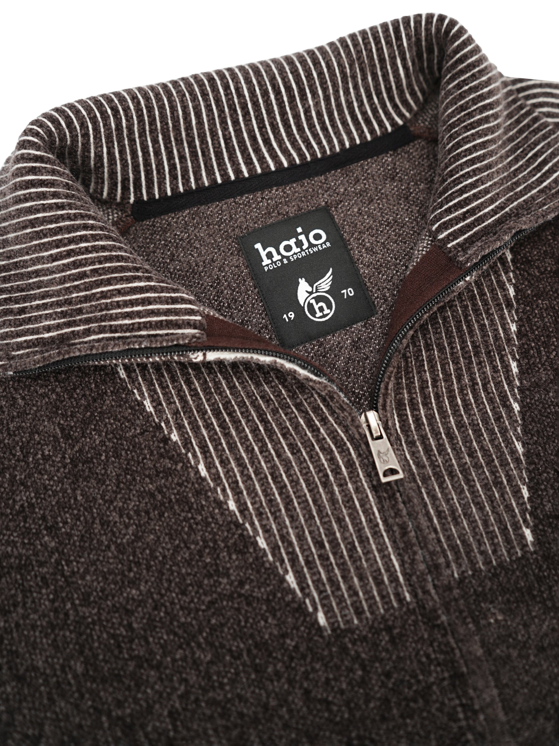 Dunkelbraune chenille strickjacke mit troyerkragen, frontreißverschluss und feinen weißen nadelstreifen