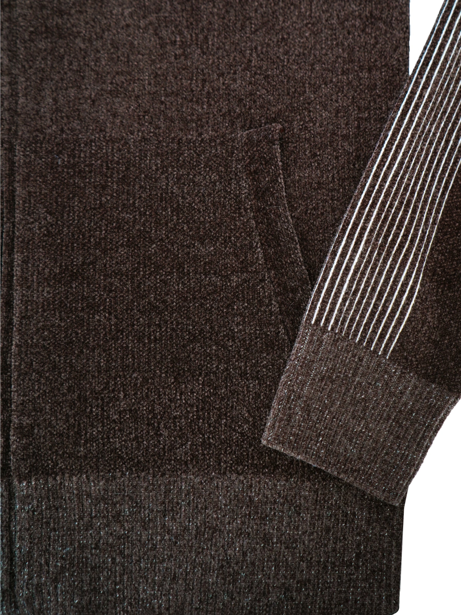 Dunkelbraune chenille-strickjacke mit troyerkragen und gerippten bündchen mit weißen vertikalstreifen