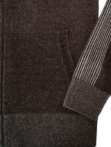 Dunkelbraune chenille-strickjacke mit troyerkragen und gerippten bündchen mit weißen vertikalstreifen