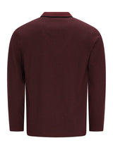Maroon jacquard-polohemd mit flachstrickkragen und reißverschluss aus strukturiertem strick für angenehmen tragekomfort