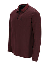 Maroon jacquard poloshirt mit flachstrickkragen und reißverschluss in geometrischem muster für einen frischen look