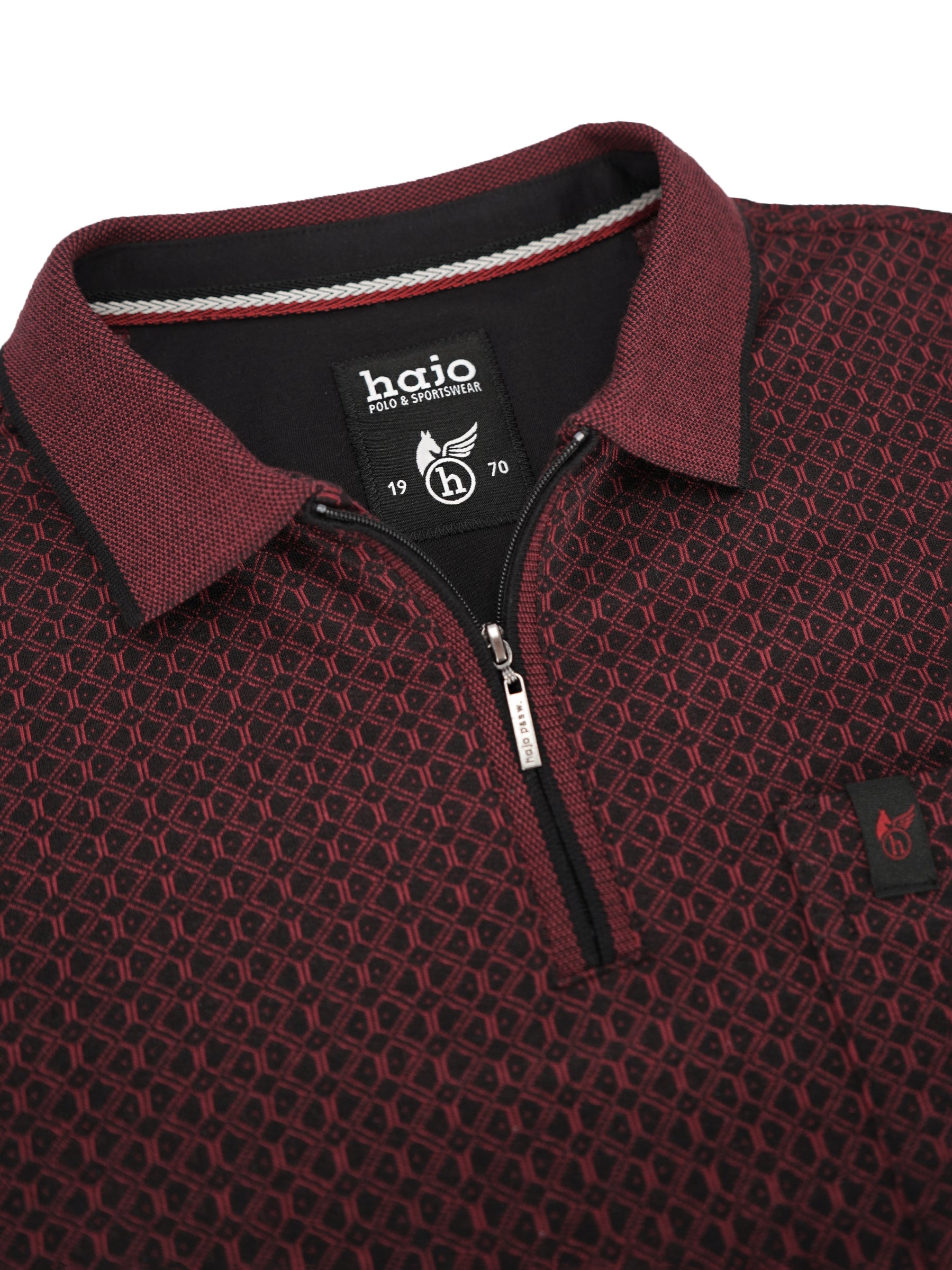 Maroon jacquard poloshirt mit flachstrickkragen und reißverschluss mit schwarzem kragenbesatz und label innen