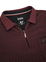 Maroon jacquard poloshirt mit flachstrickkragen und reißverschluss mit schwarzem kragenbesatz und label innen