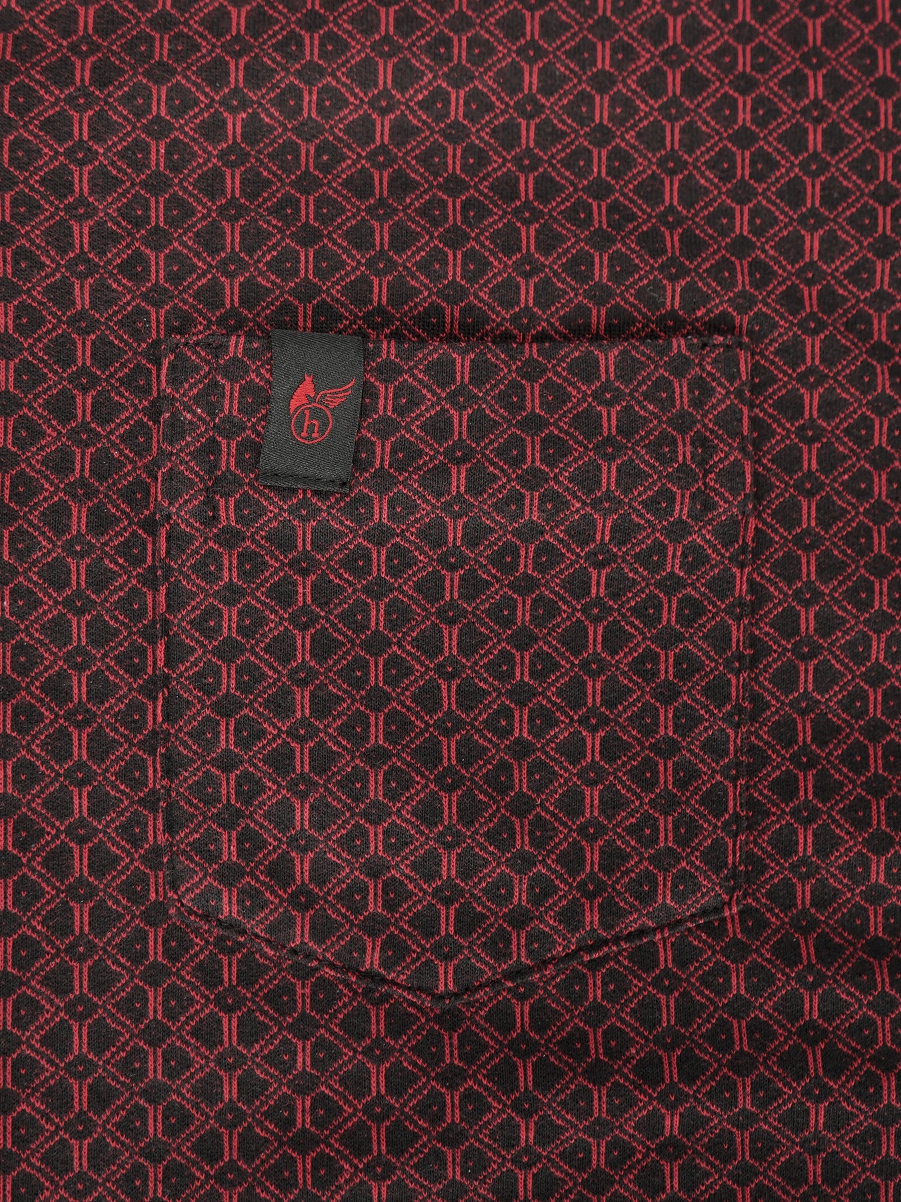 Schwarz-rotes jacquardpoloshirt mit flachstrickkragen und reißverschluss aus gewebtem stoff mit markenstickerei