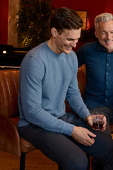 Ein weiches blaues pikee-sweatshirt in zweiton mit rundhals und subtiler strukturierte strickoptik
