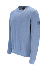 Lightblaues pikee sweatshirt in zweiton mit rundhals strukturierter strick mit dezentem wappen auf dem linken ärmel