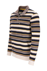 Ein herren langarm quarter-zip troyersweatshirt mit horizontalen streifen in marine, beige und gelb
