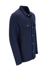 Navyblaues sweat-overshirt mit langen ärmeln, zwei brusttaschen und silbernen knöpfen in uni