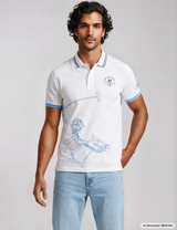 Weißes poloshirt mit hellblauen akzenten und pferdereiter grafik im polopique el polista stil von hajo mode
