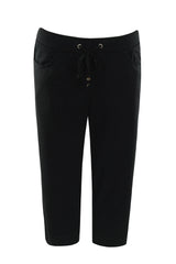Schwarze Hose mit Kordelzug in der Taille und Taschen, wahrscheinlich aus Baumwolle oder einem Polyestergemisch.