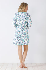 Weißes Nachthemd mit blauem und grünem Blätterdruck.