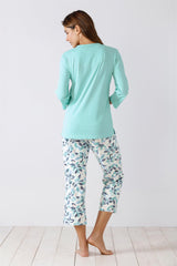 Hellblaue langärmelige Tunika und Caprihose mit Blumendruck für Damen als Schlafanzug.
