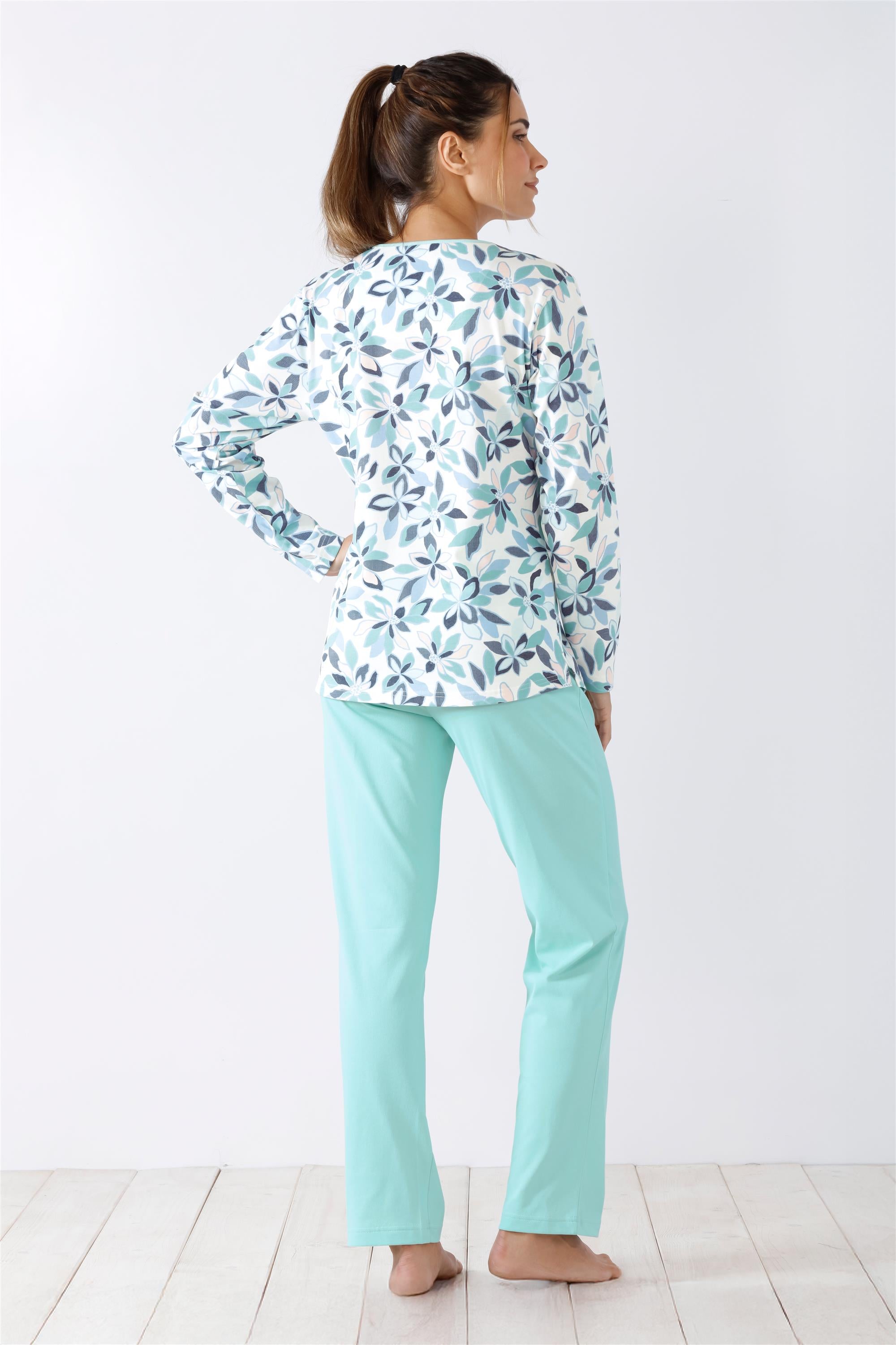 Langärmeliges Damen-Pyjama-Set mit einem Oberteil mit Blattdruck und einer einfarbigen hellblauen Hose.