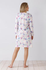 Weißes Nachthemd mit Blumendruck für Frauen.