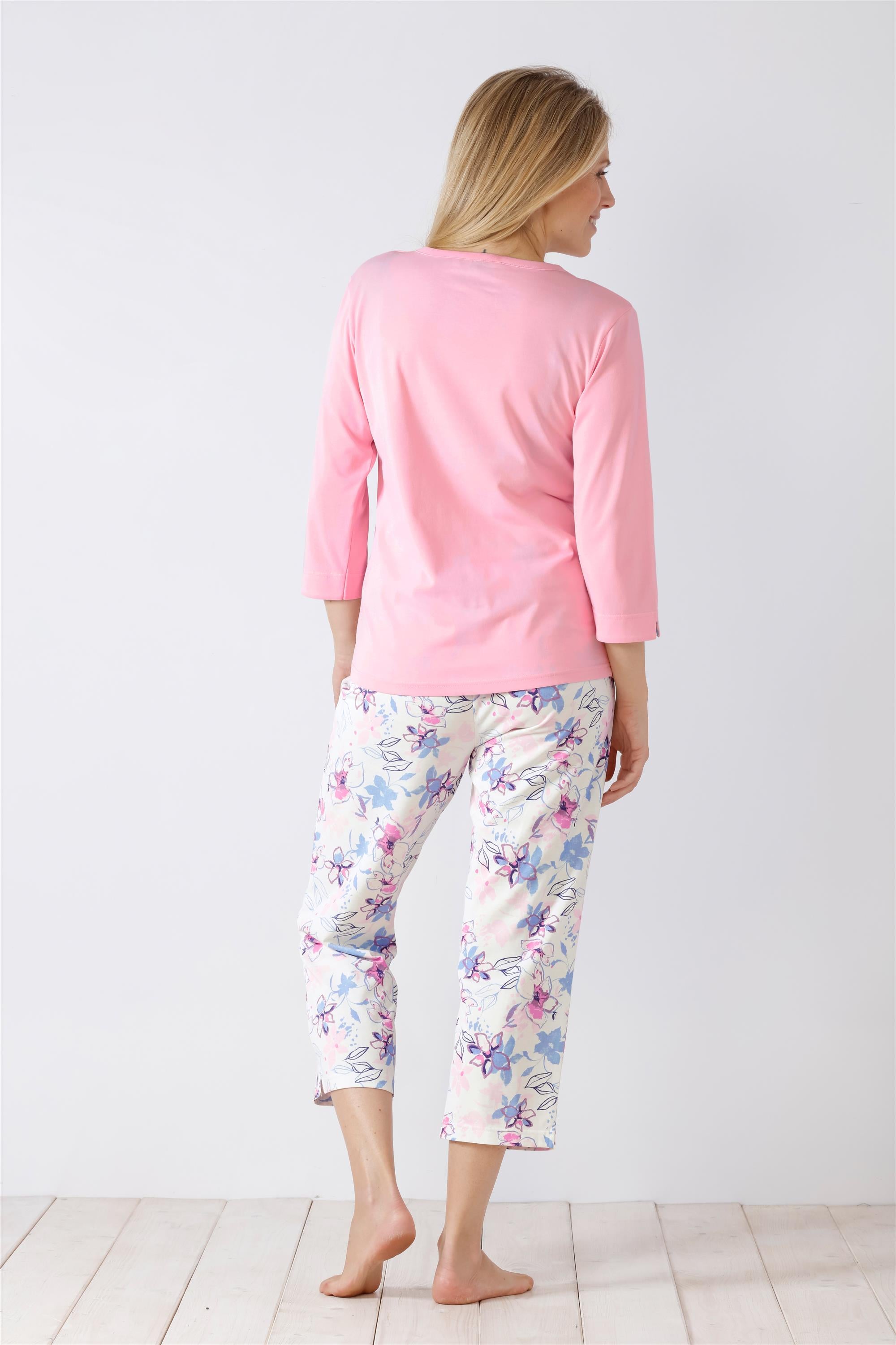 Dreiviertelärmeliges Oberteil und geblümte Capri-Pyjamas für Damen in Rosa.