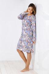 Ein langärmeliges, knielanges Nachthemd mit blauem, rosa und weißem Paisleymuster.