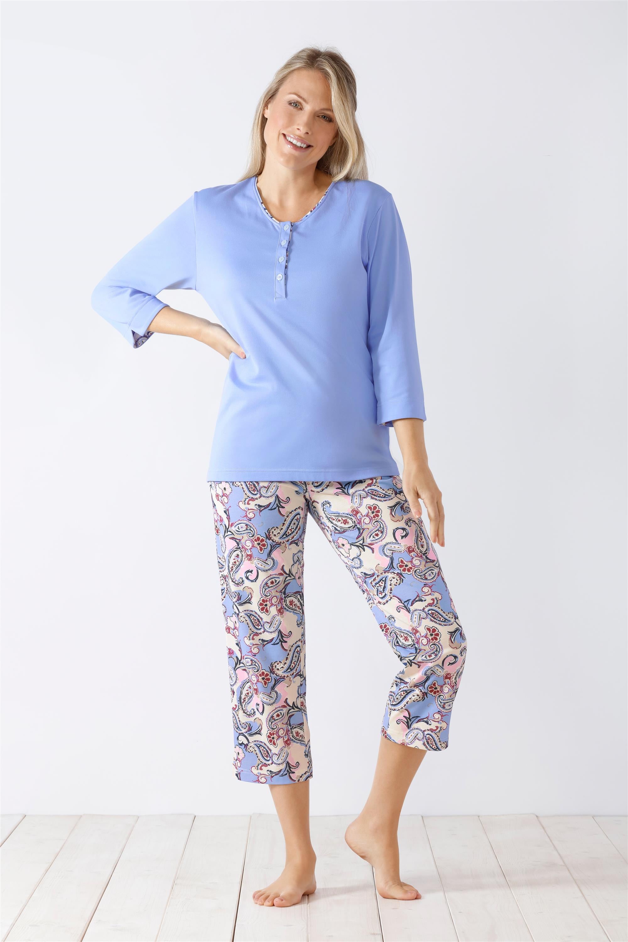 Hellblaues Henley-Top und Capri-Pyjama-Set mit Paisleymuster für Damen.