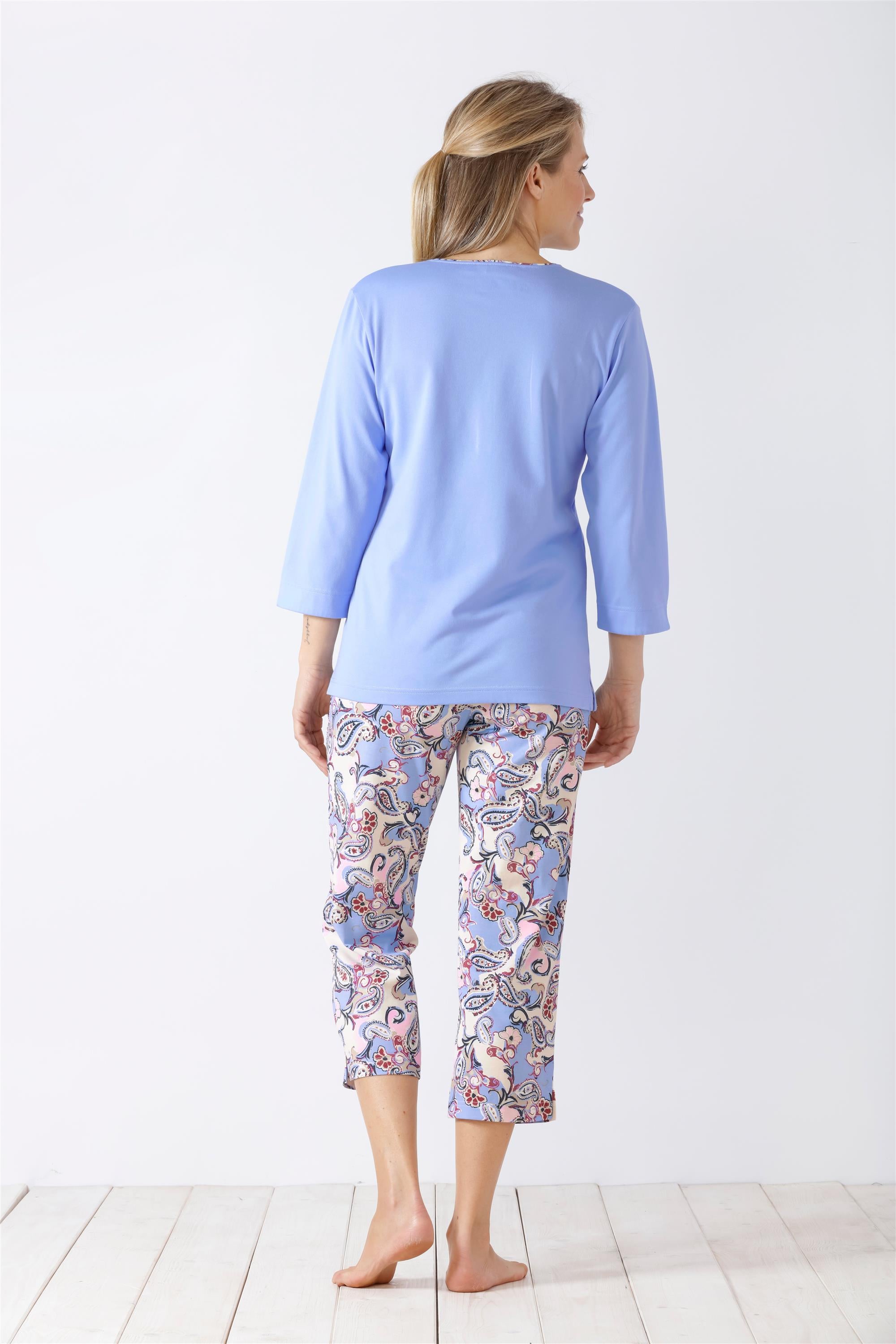 Damen-Pyjama-Set mit dreiviertel Ärmeln in Veilchenblau und Capri-Hose mit Paisleymuster.
