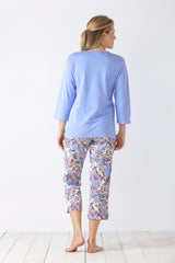 Damen-Pyjama-Set mit dreiviertel Ärmeln in Veilchenblau und Capri-Hose mit Paisleymuster.