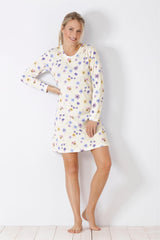 Langärmeliges Nachthemd mit Blumenmuster für Frauen.