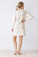 Ein cremefarbenes, langärmeliges Nachthemd mit blauem und gelbem Blumendruck.