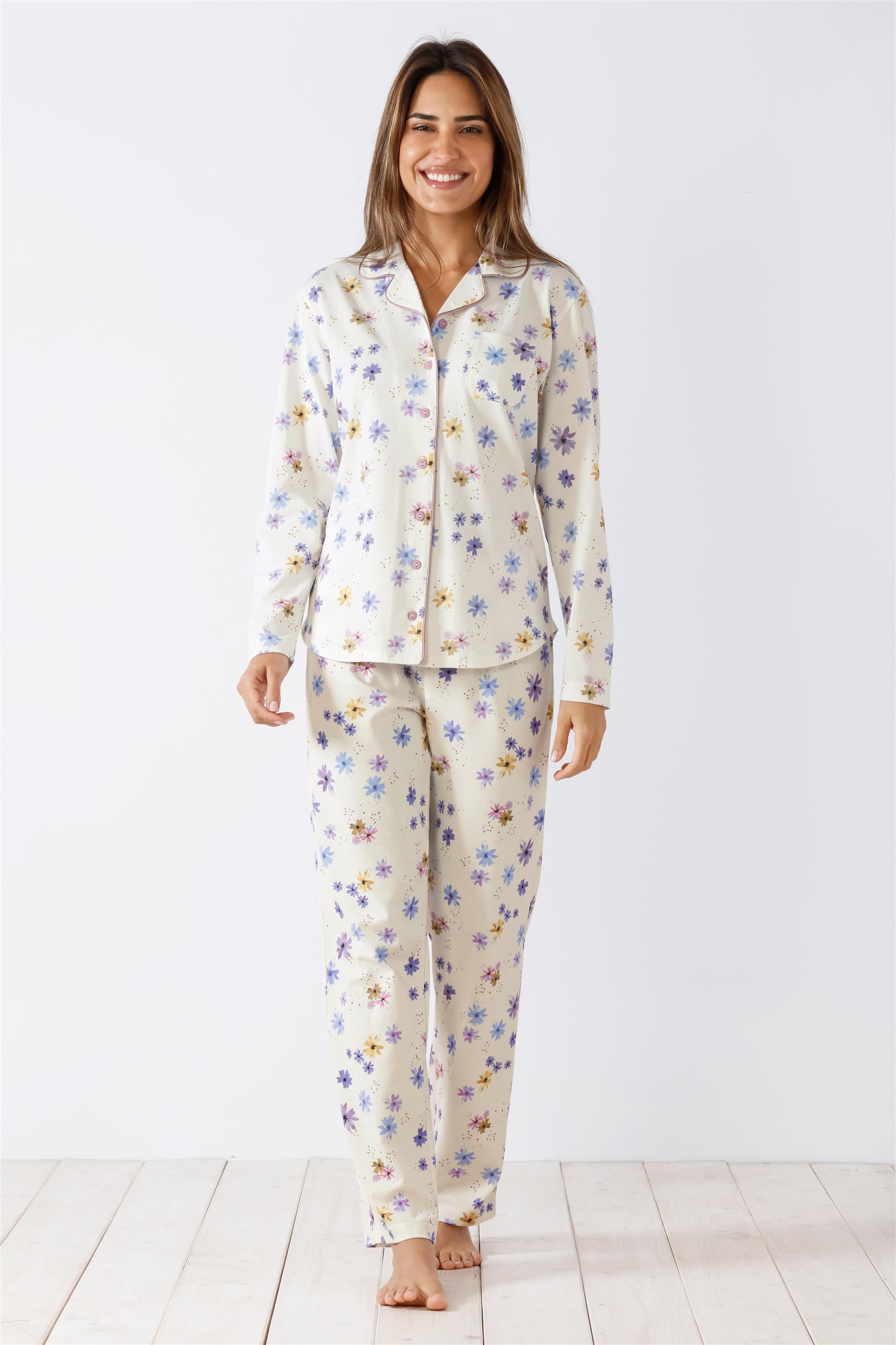 Cremefarbenes Pyjama-Set mit Blumenmuster für Damen.