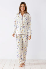 Cremefarbenes Pyjama-Set mit Blumenmuster für Damen.